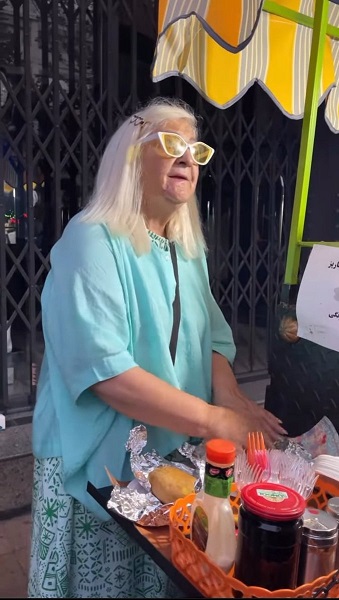 عکسی بسیار عجیب از یک زن سن و سال دار با تیپی عجیب که نابینا است و دستفروشی می کند در فضای مجازی پربازدید شد.