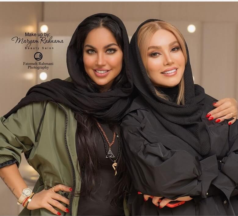 متین ستوده با دوستش عکس میگیرد