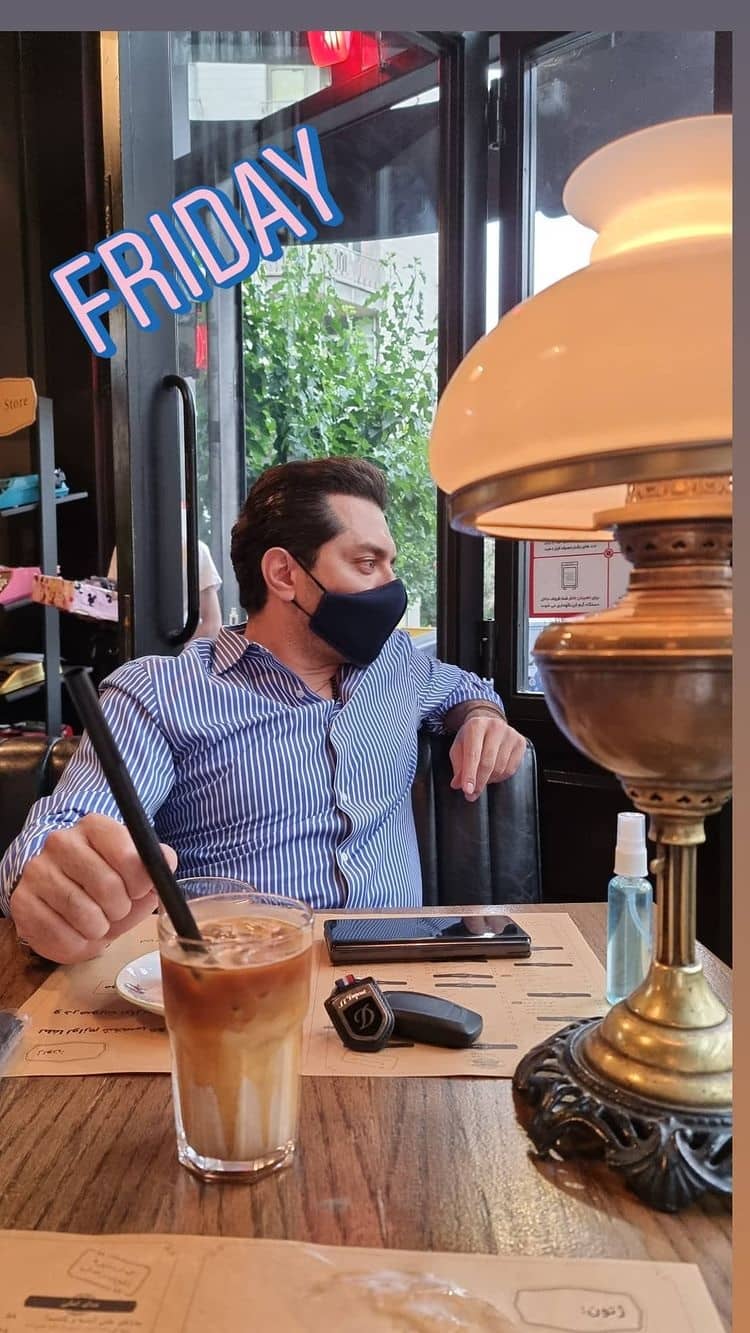عکس روز جمعه بهرام رادان در کافه ای در تهران