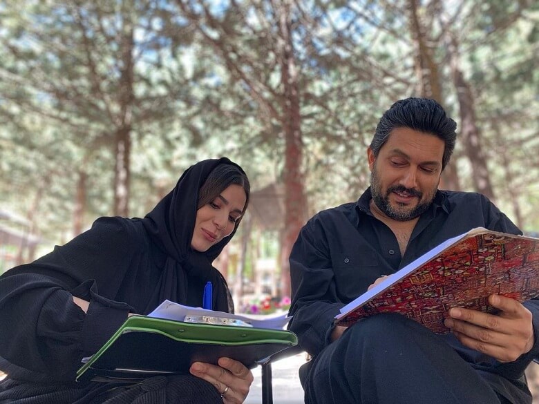 حامد بهداد زیرچشمی فایل سحر دولتشاهی را نگاه می کند.