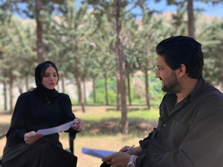 حامد بهداد به سحر دولتشاهی زل زده است.