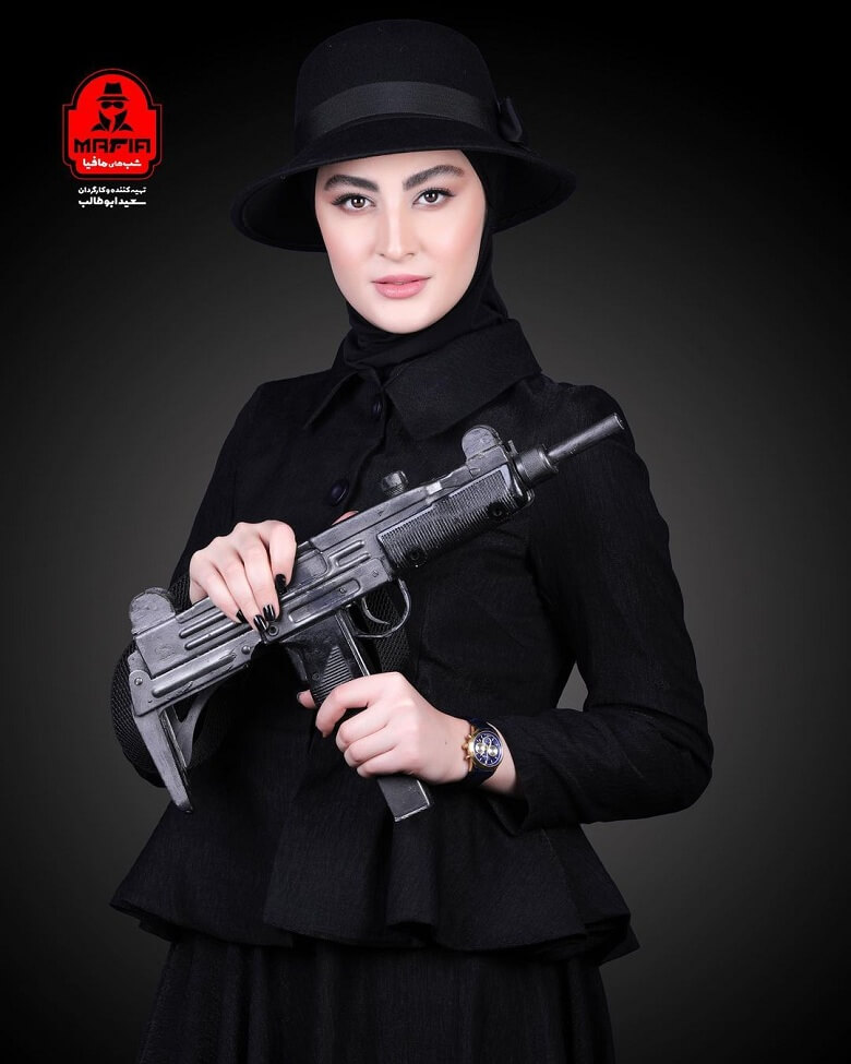 عکس جدید مریم مومن با سلاح گرم و لباس مشکی 