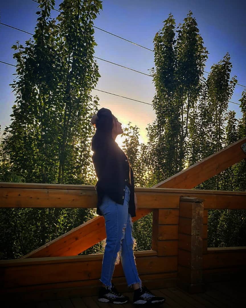 سحر قریشی از دست به جای روسری استفاده کرد!
