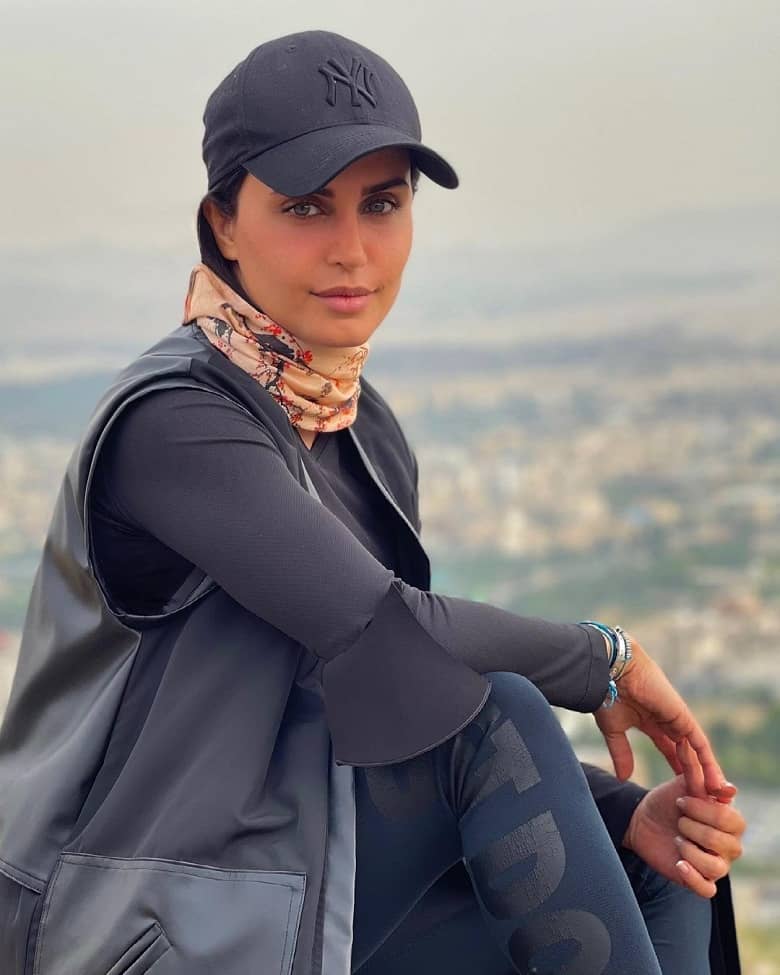 الناز شاکردوست به دوربین زل زده است.