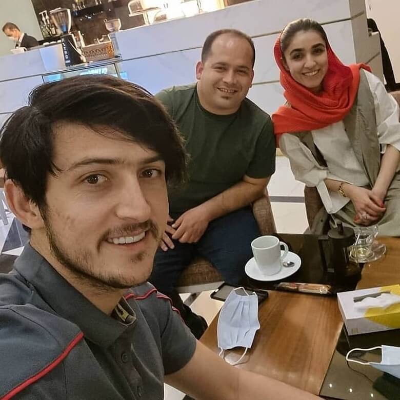 سردار آزمون و نامزدش آناهیتا کافه گردی کردند.