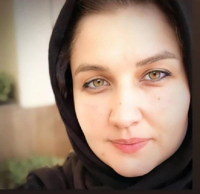 گلوریا هاردی بدون آرایش عکس گرفت.