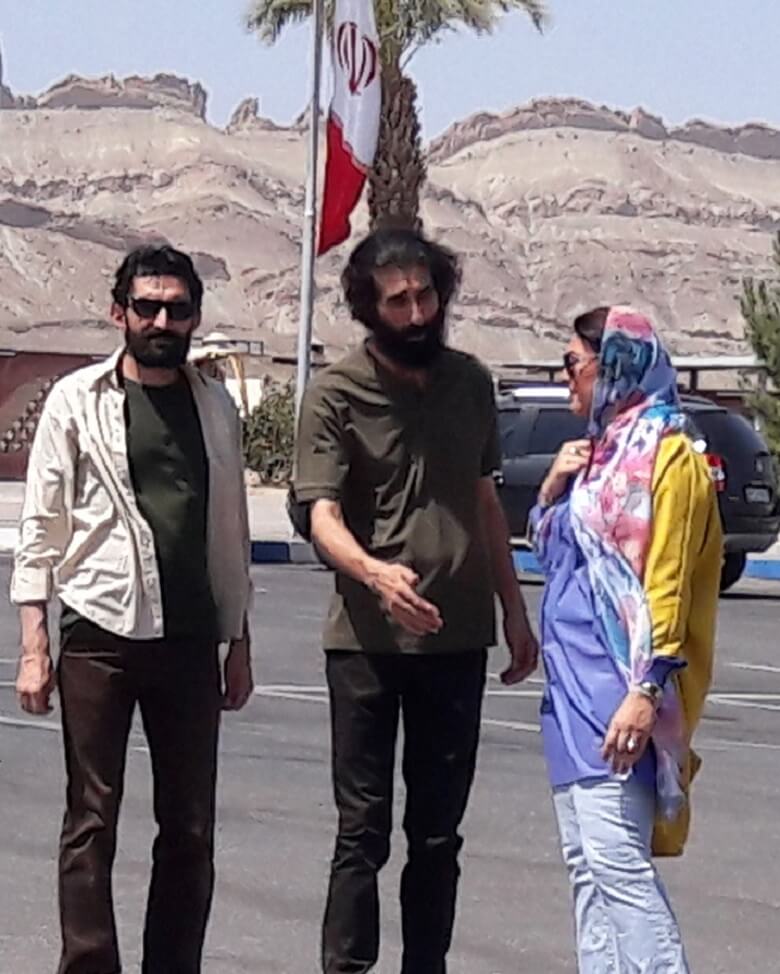 بهاره کیان افشار در کنار سهراب سپهری عکس گرفت.