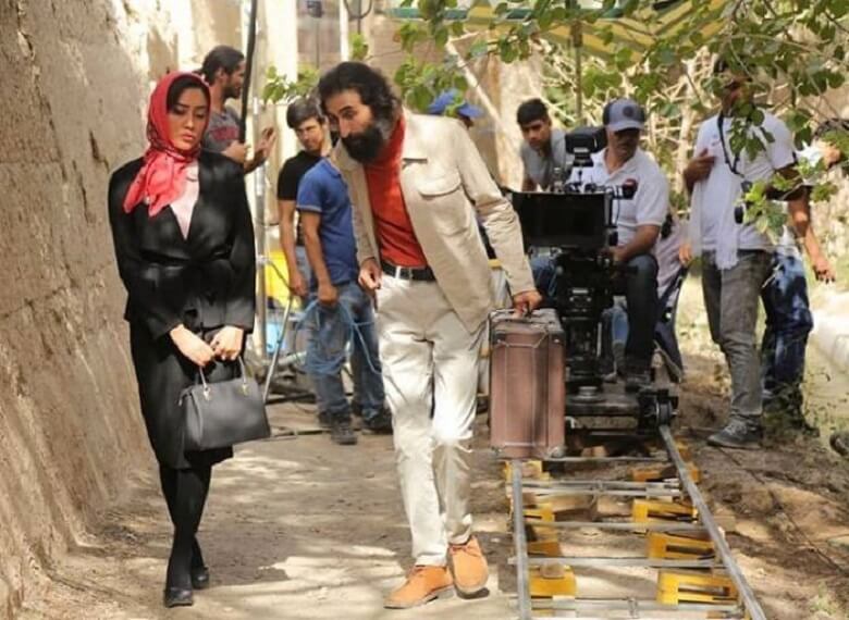 بهاره کیان افشار با سهراب سپهری عکس گرفت.