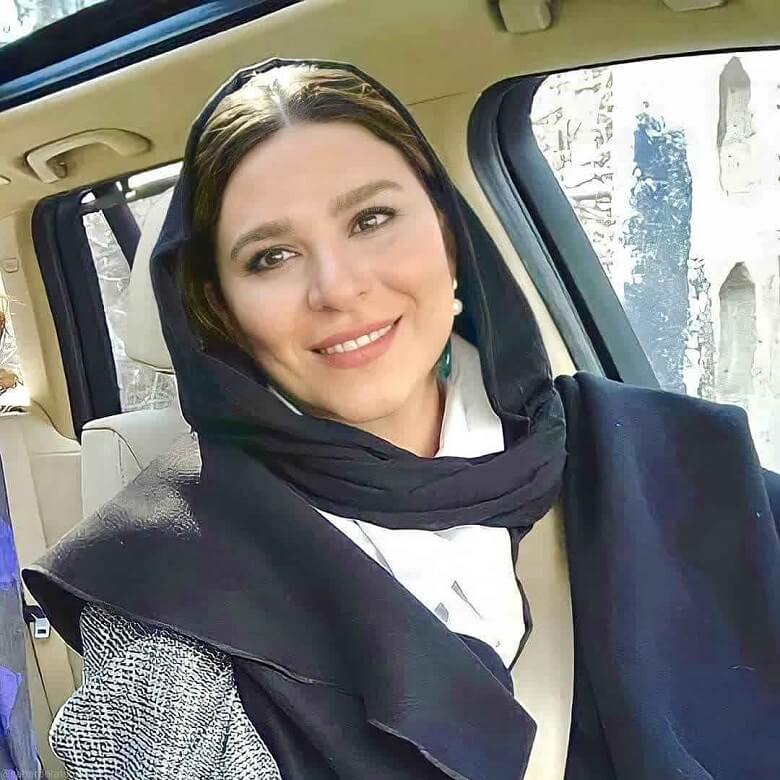 سحر دولتشاهی در خودروی لاکچری سلفی گرفت.