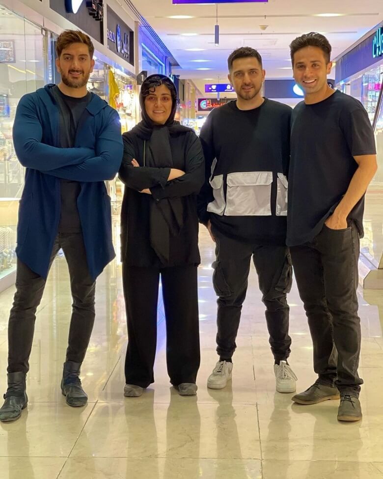 باران کوثری و بازیگران مرد ملکه گدایان در قابی دوستانه عکس گرفتند.