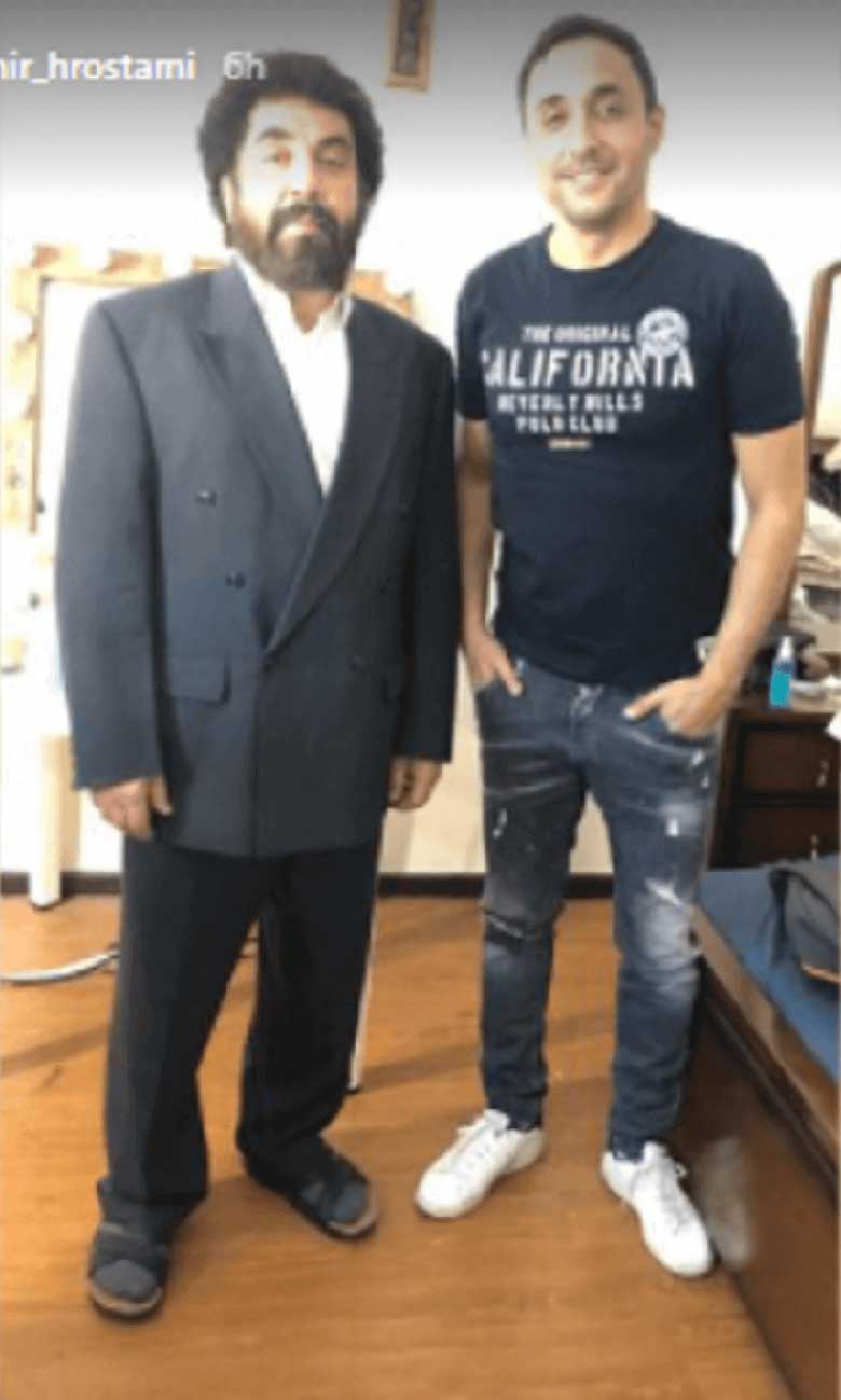 سیامک انصاری با تیپ عجیب و لاتی در کنار امیرحسین رستمی عکس گرفت.