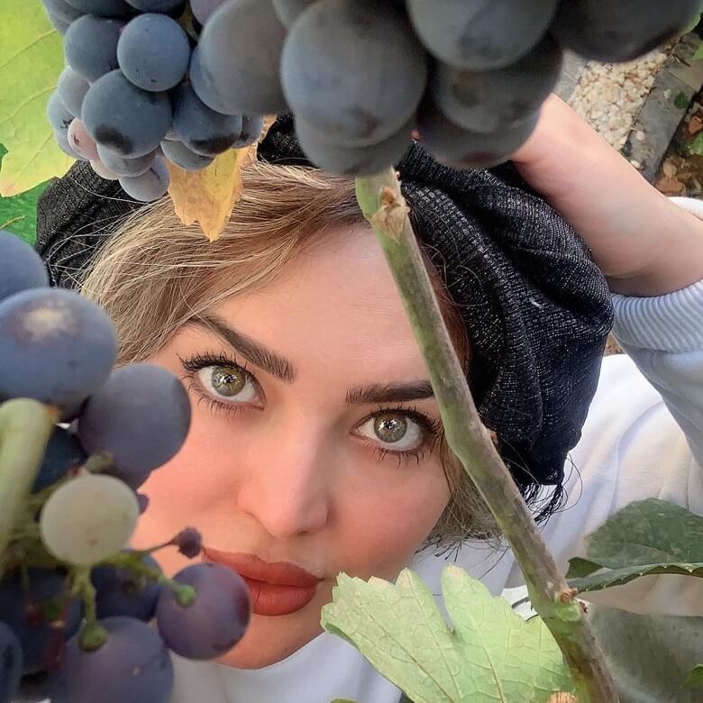 سولماز آق مقانی با طعم انگور عکس گرفت.