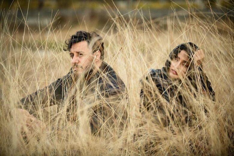 الهه حصاری و جواد عزتی در کنار هم در گندم زار عکس گرفتند.