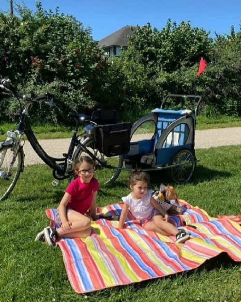 شاهرخ استخری با دخترهایش تفریح کرد.