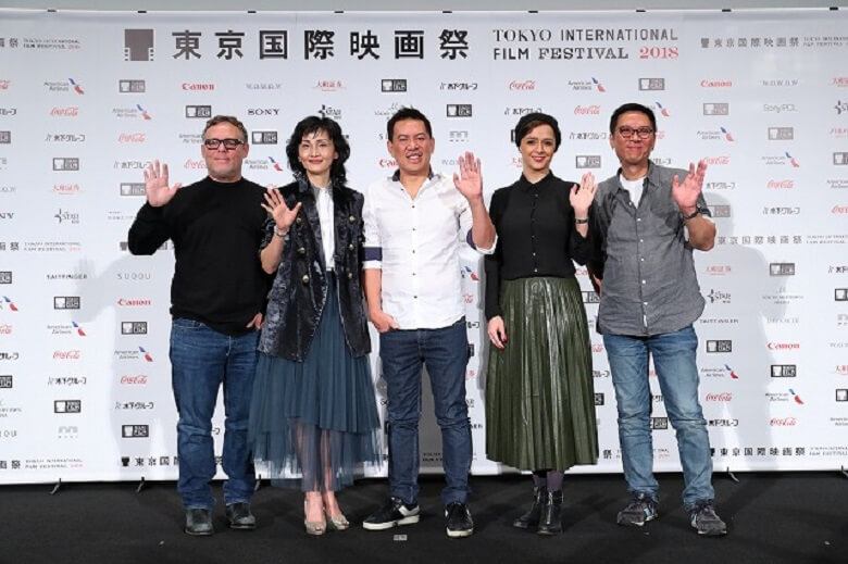 ترانه علیدوستی در خارج از کشور بلوز دامن پوشید.