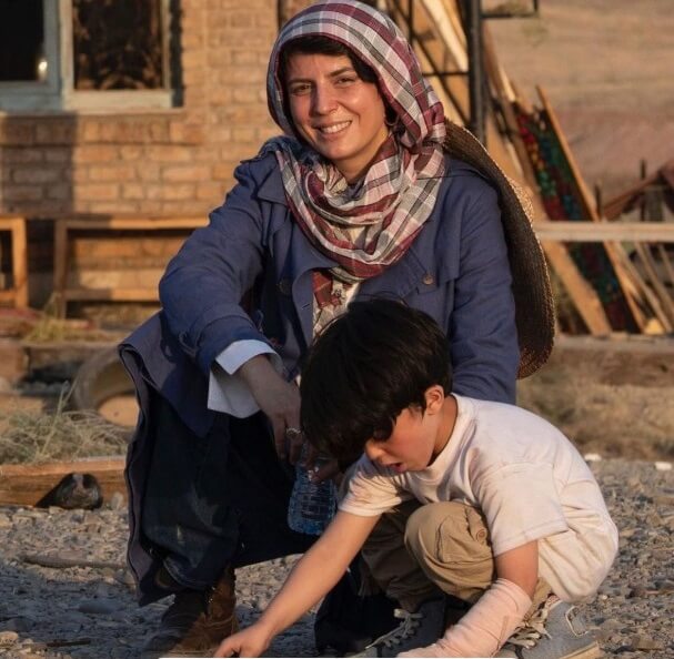 چهره آفتاب سوخته لیلا حاتمی نمایان شد.