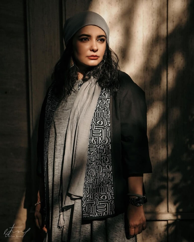 لیندا کیانی استایل سنتی و مدرن را در لباس جدیدش تلفیق کرد.