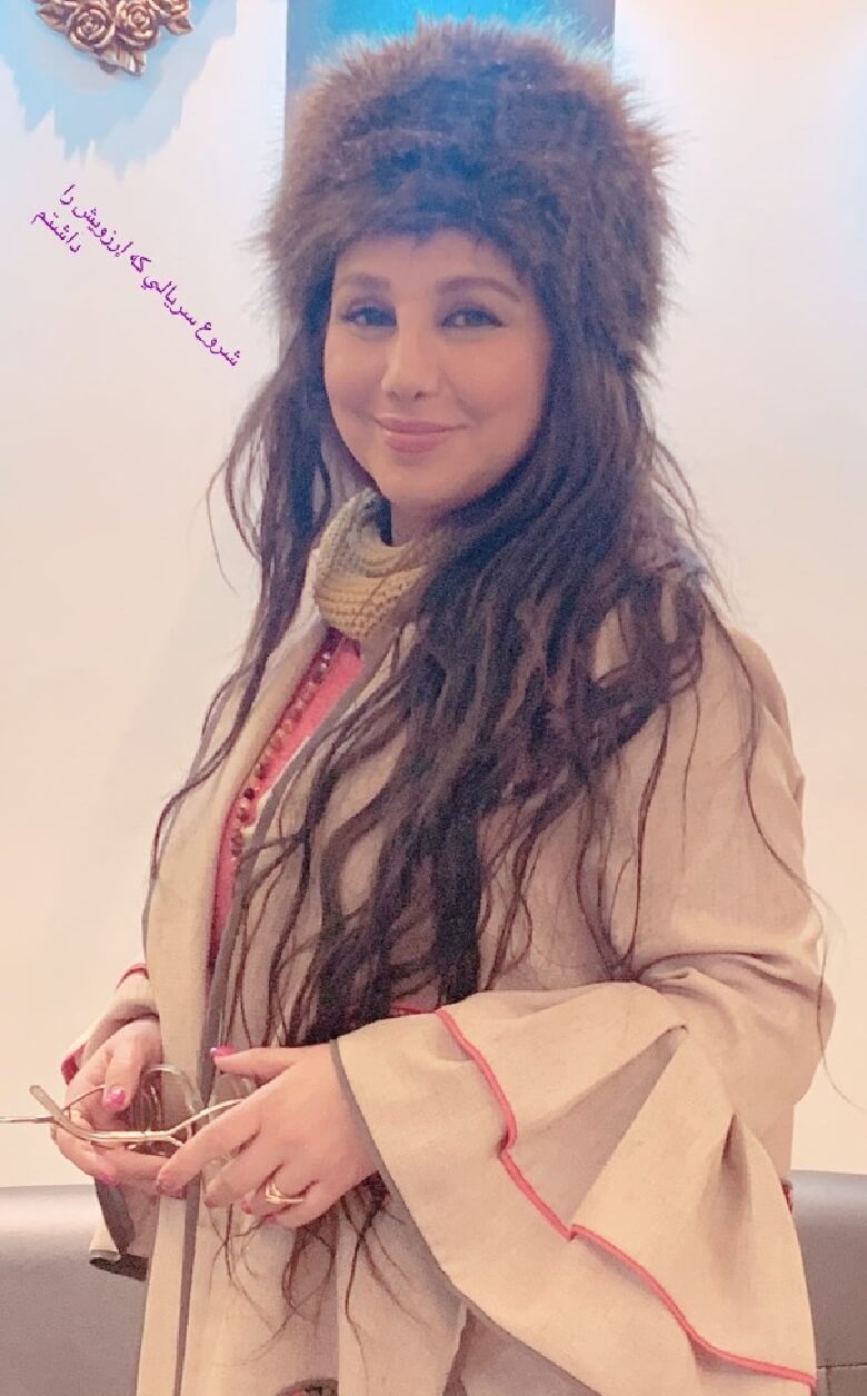 بهنوش بختیاری با حجاب نصفه و نیمه در پشت صحنه دیده شد.