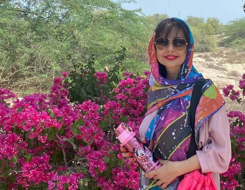  نفیسه روشن با قمقمه مینی ماوسی عکس گرفت.