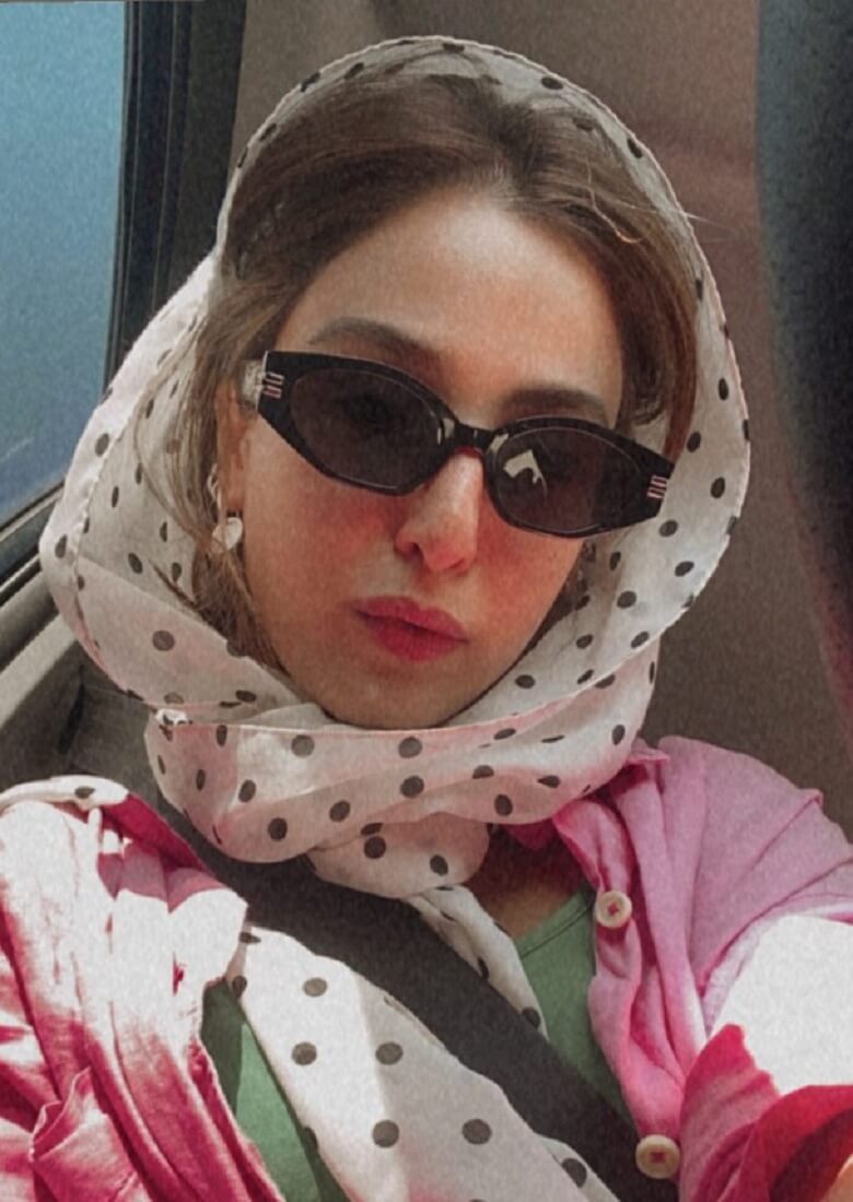 آناهیتا افشار با عینک و سبک جدیدش سلفی گرفت.
