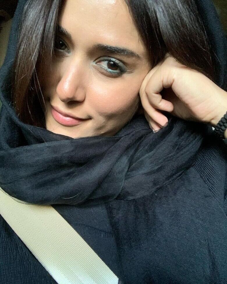 پریناز ایزدیار پشت فرمان در دو مدل لبخند زد.