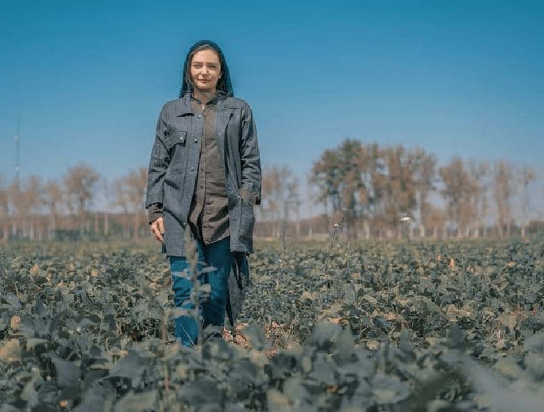 لیندا کیانی با ترکیب طبیعت گردی در دل مزرعه دیده شد.