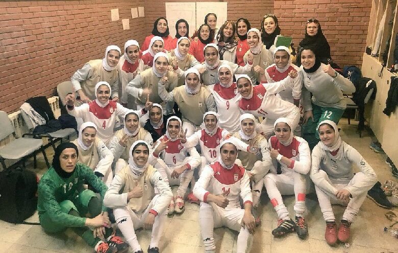 مهناز افشار در بین بازیکنان تیم ملی فوتبال بانوان دیده شد.