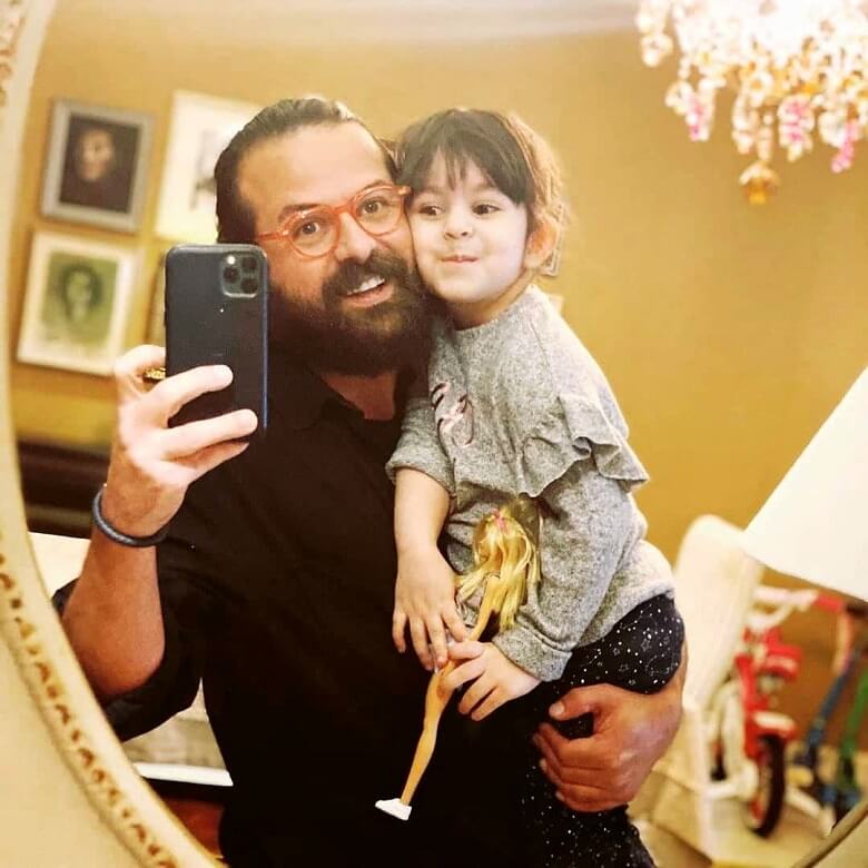 هومن سیدی از دخترش با یک سلفی بامزه عکس گرفت.