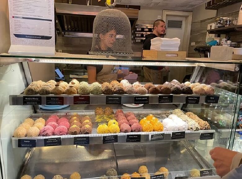 فرشته حسینی در خارج گردش و تفریح می کند.