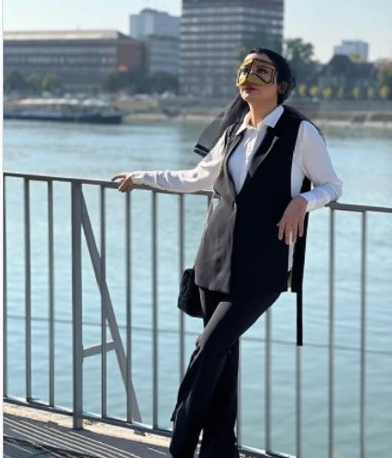 مارال فرجاد در اروپا با برقع گردش کرد.