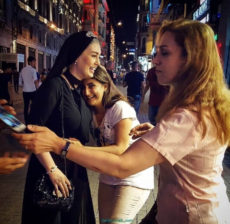 هواداران سحر قریشی از دیدن او در خیابان‌های ترکیه ضعف کردند.