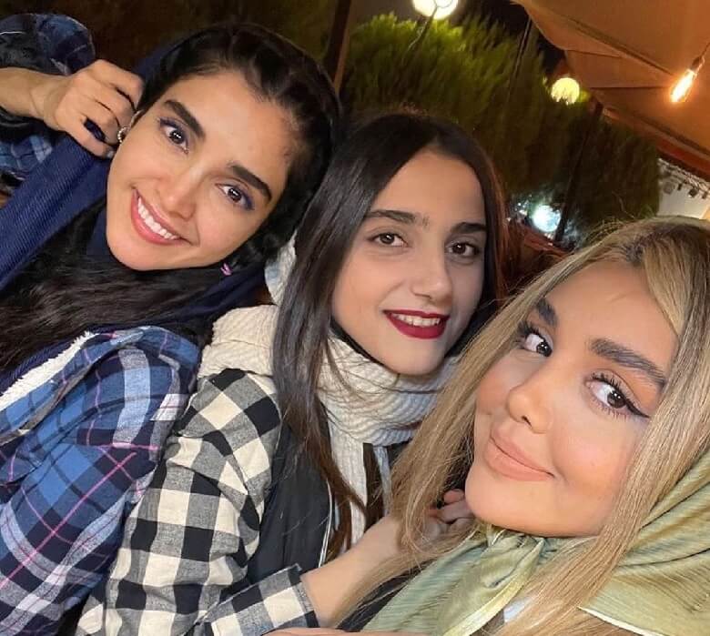 الهه حصاری و دو خواهر جذابش عکس گرفتند.
