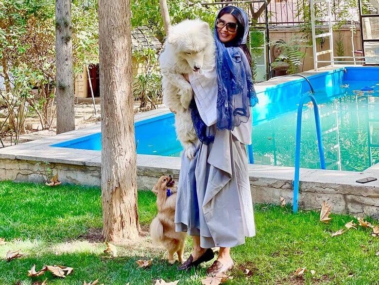 مریم معصومی آلپاین را در آغوش کشیده است.