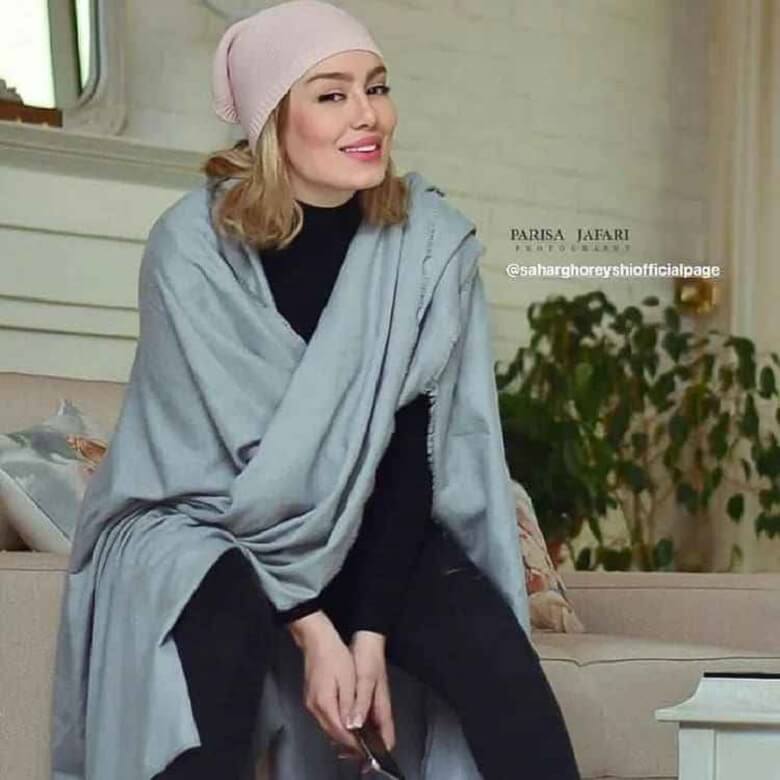 سحر قریشی با کلاه بخشی از موهایش را می‌پوشاند.