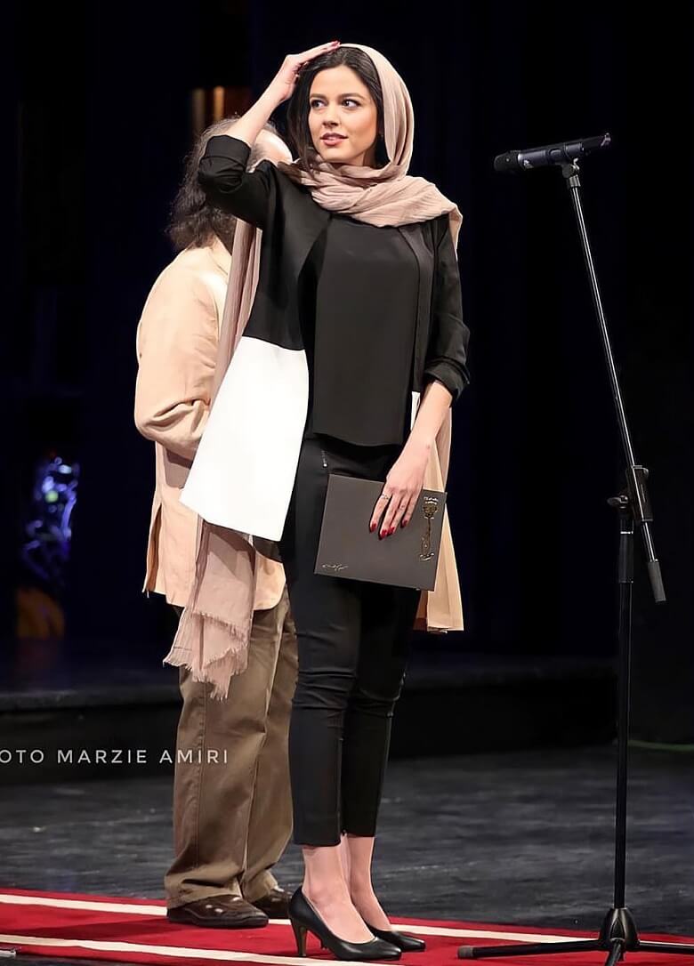 ماهور الوند در بین همکارانش لباس جنجالی پوشید.