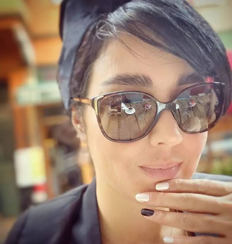 افسانه پاکرو مدل مویش را با لباس و ناخنش ست کرد.