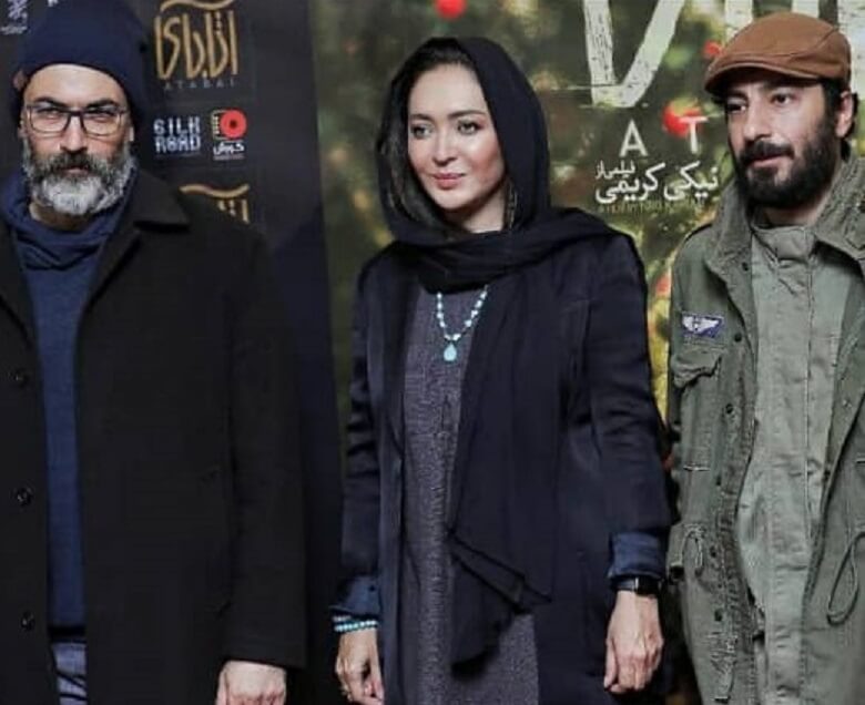 نیکی کریمی میان نوید محمدزاده و پارسا پیروزفر دیده شد.