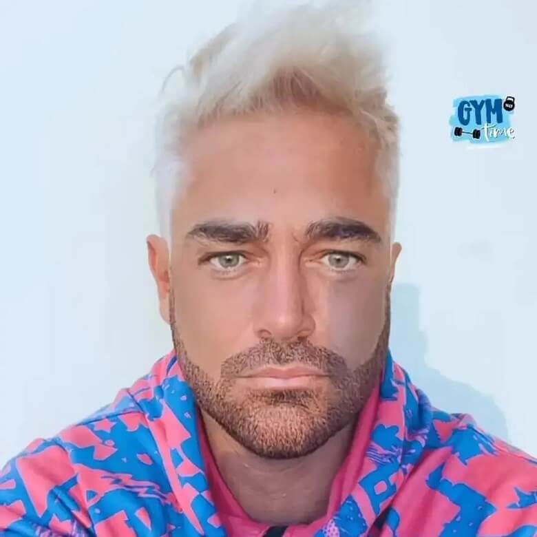 محمدرضا گلزار موهایش را بور کرده است.